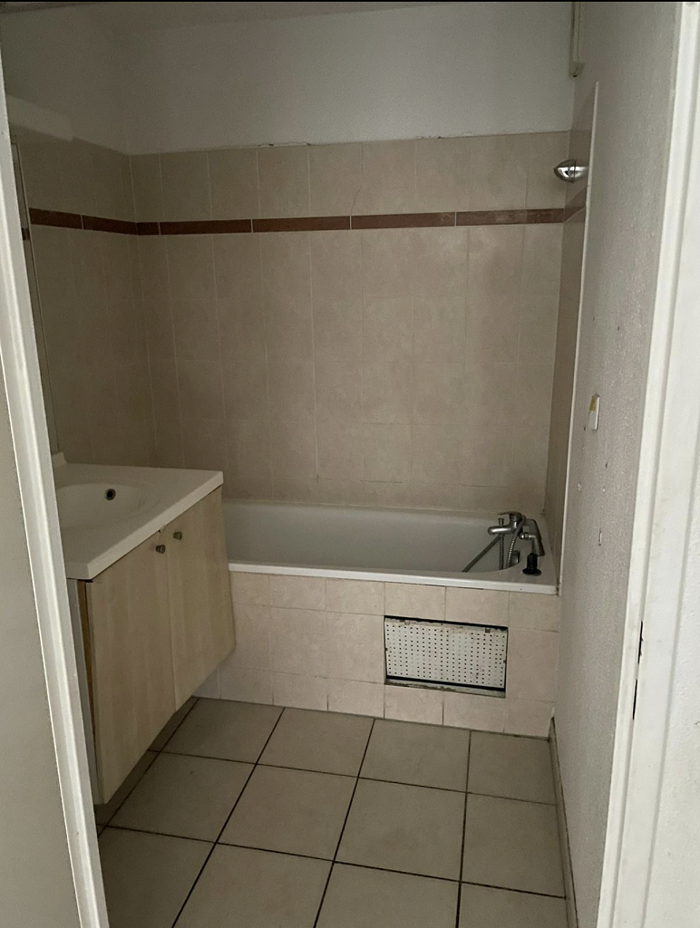 Espace baignoire avant rénovation