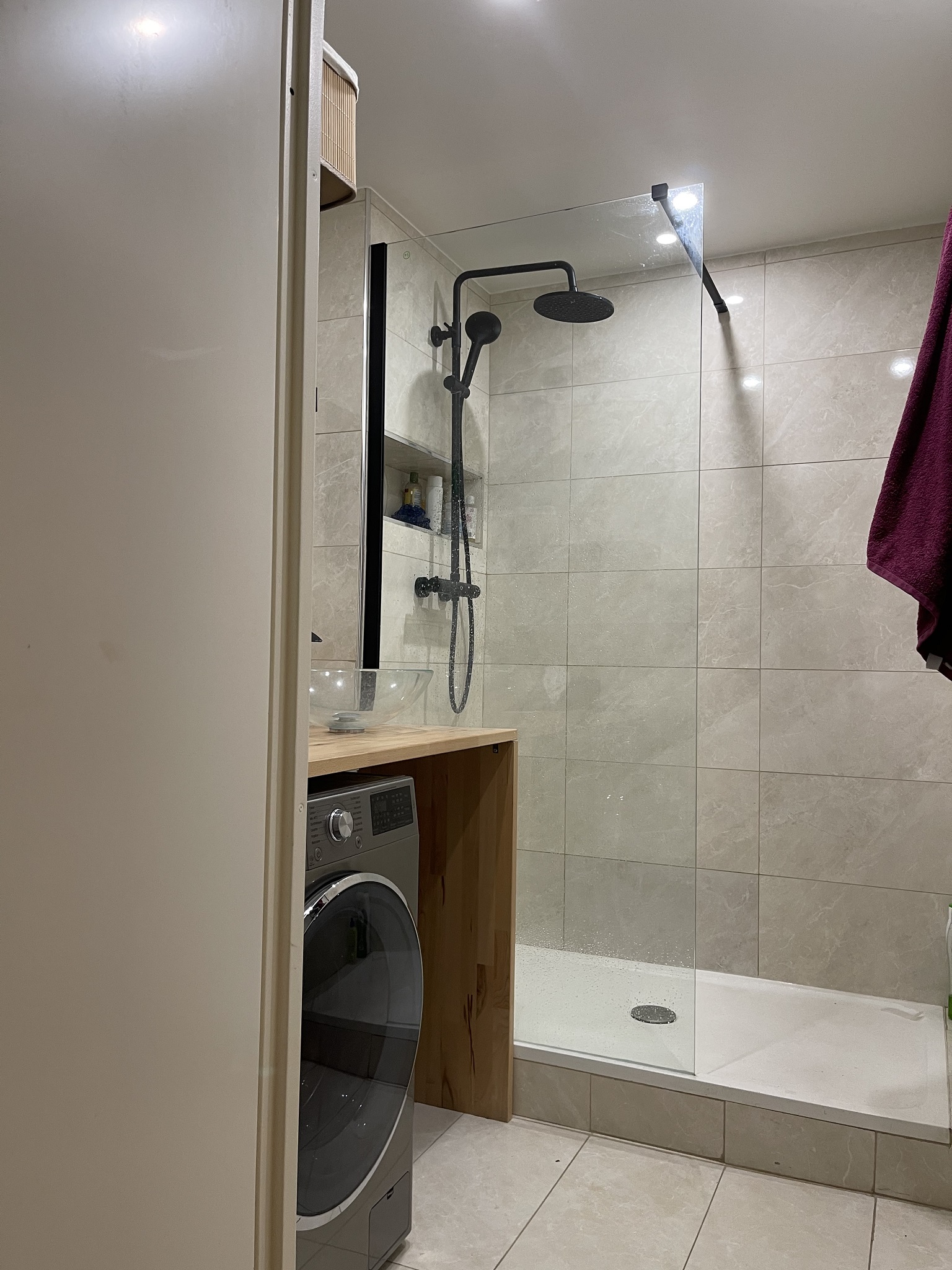 Espace douche et laverie après rénovation