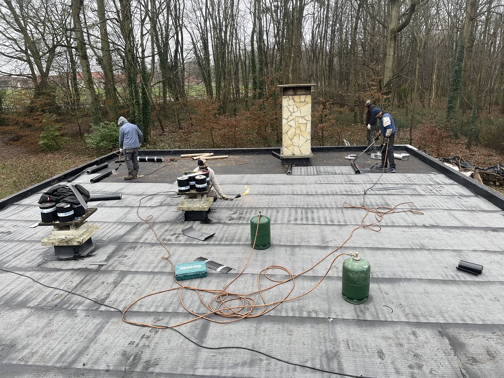 Travailleurs de chantier travaillant sur le toit d'une maison