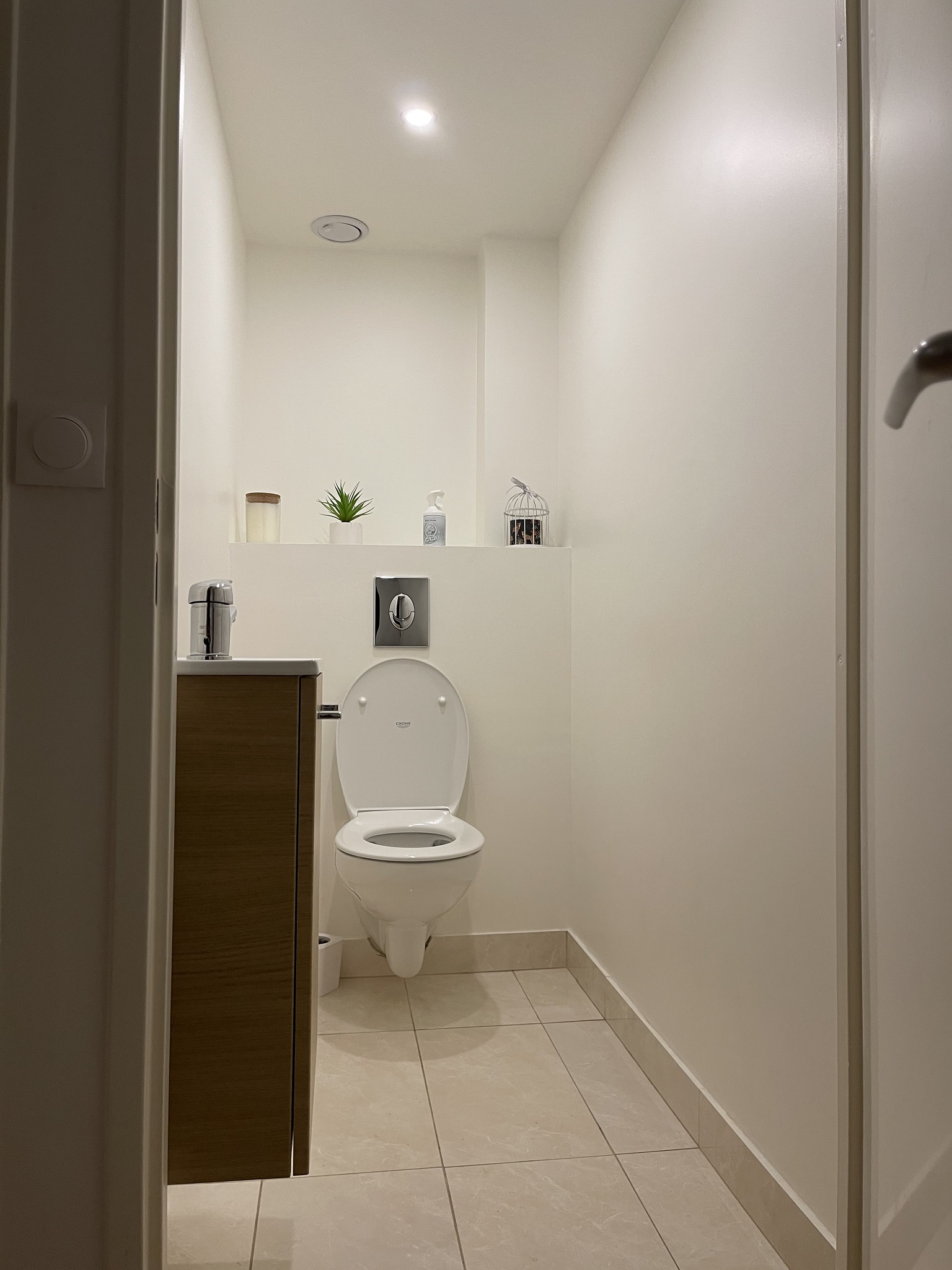 Nouveau WC lumineux et moderne