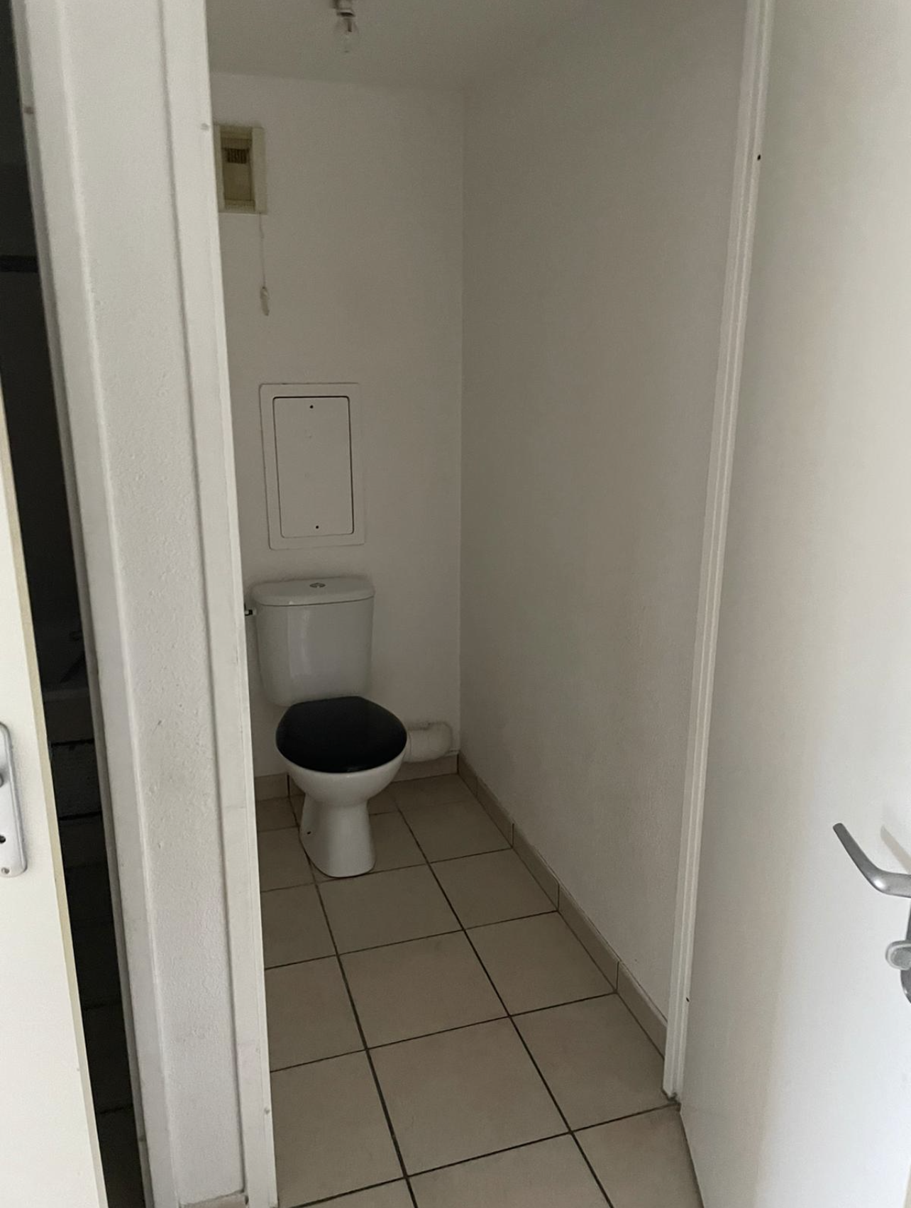 Ancien WC lugubre avant renovation