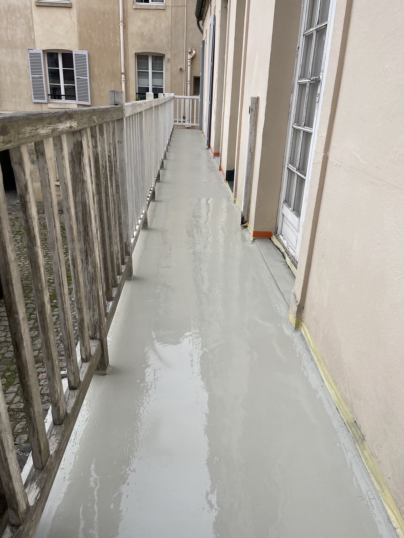 Petit couloir extérieur avec beton de sol