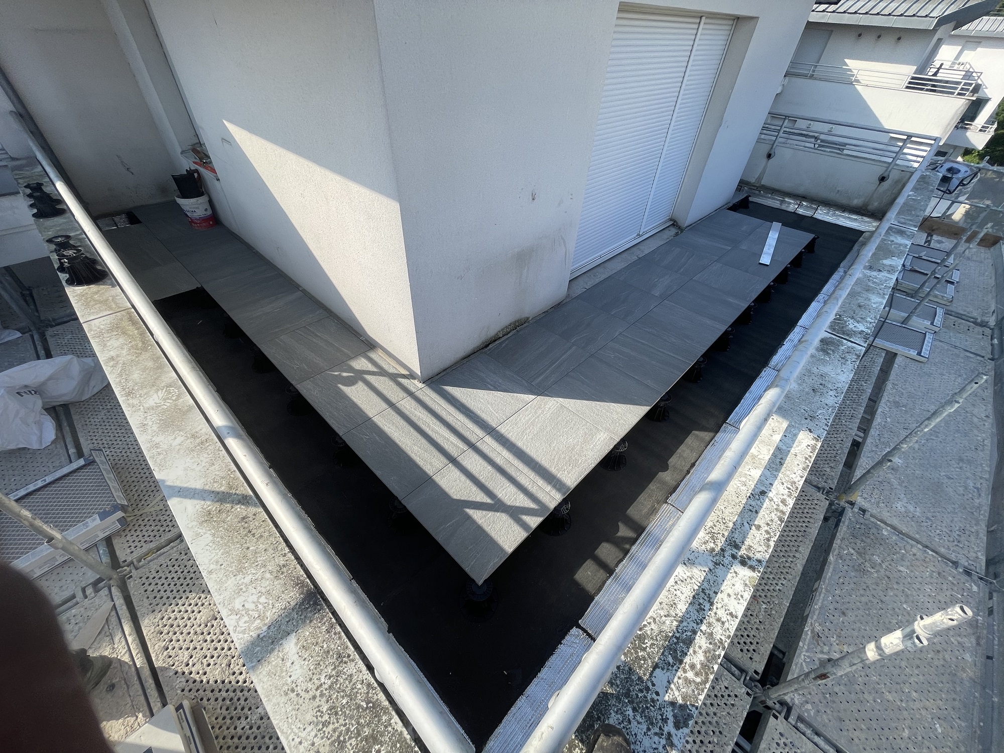 Balcon avec échafaudage a cote